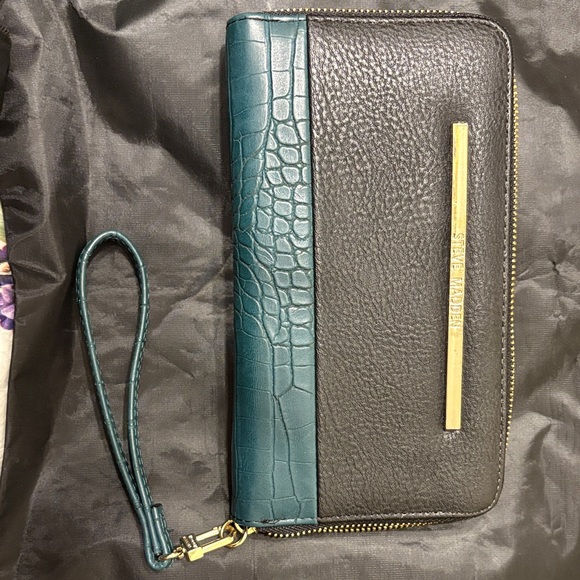 Steve Madden Handbags - NWOT Steve Madden Black and Teal Croc-Embossed Wristlet
